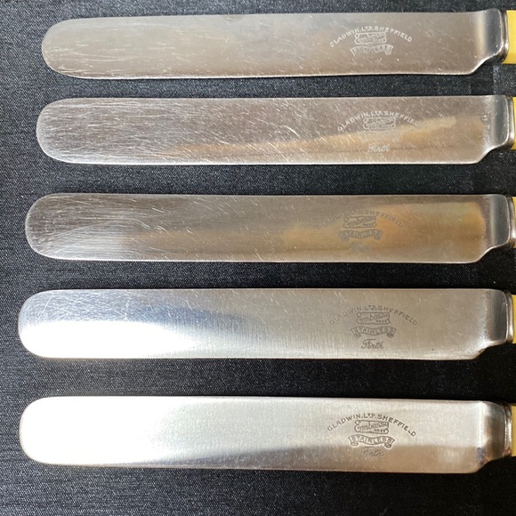 Vintage Stainless Steel Table Knives with Bakelite Handles - Picture 6 of 8